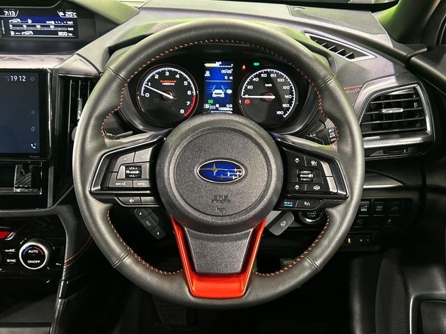 【パドルシフト】ハンドルから手を離さずに素早くシフトアップ&ダウンができるので、エンジンブレーキを使う下り坂や高速道路の合流で加速したい場面で役立ちます。