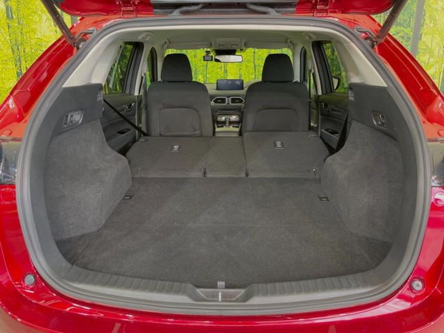 ラゲッジルームは、大容量のスペースを確保。普段のお買い物からレジャーまで、幅広く活躍してくれます!また、リアシートを倒すことでバリエーション豊かにお使いいただけます。
