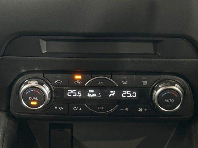 【左右独立型フルオートエアコン】運転席と助手席でそれぞれお好みの温度に設定可能。同乗者にも配慮した、快適な空調をお届け致します。