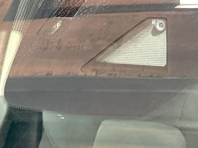 【スマートブレーキサポート】走行中に前方の車両等を認識し、衝突しそうな時は警報とブレーキで衝突回避と被害軽減をアシスト。より安全にドライブをお楽しみいただけます。