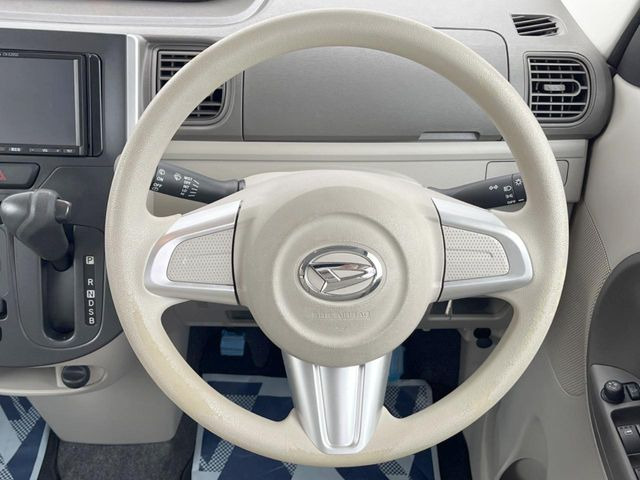 �C���e���A�ɍ��킹���f�U�C���̃X�e�A�����O�́A�^�]�������̂��Ƃ��l���A�^�]���₷���`��A�傫���ł��B�����x�A���ۂɐG���Ă��m���߂��������B