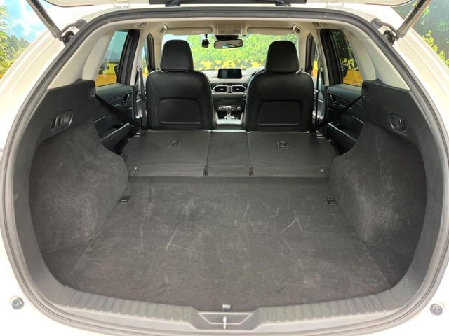 積み下ろしのしやすいデッキにはたっぷりと荷物を積み込んでいただけます。遊びから仕事まで、様々なシーンで頼れます♪