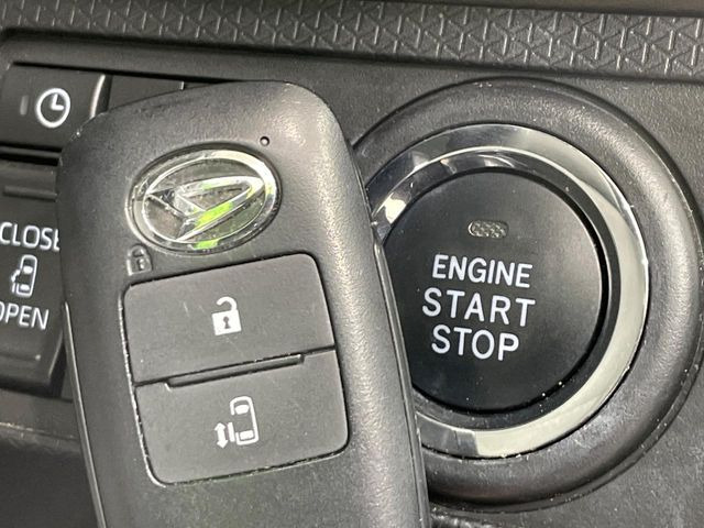 【キーフリーシステム】カバンやポケットに入れたままでもドアの施錠・解錠が可能なスマートキーを装備。エンジンのオン・オフ時もカギを取り出す必要が無いからとっても便利です♪