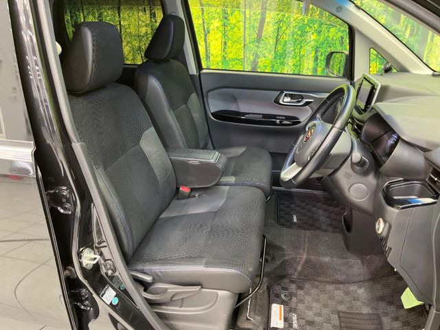 【ハーフレザーシート】高級感と座り心地を両立した人気のシート♪背面・座面のファブリック素材は、通気性の良さや滑りにくさに優れています。気温や服装に左右されず快適にお乗りいただけます。