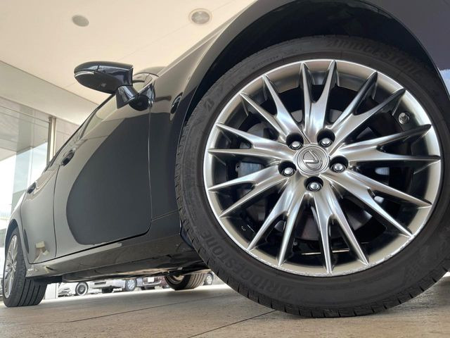 【純正18インチアルミホイール】外観にマッチした純正アルミホイールを装着しております。各種社外アルミホイールや、スタッドレスタイヤも取扱いしております。是非ご相談ください♪