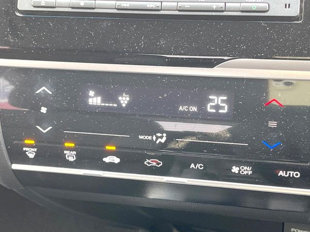 【オートエアコン】一度お好みの温度に設定すれば、車内の温度を検知し風量や温度を自動で調整。暑い…寒い…と何度もスイッチ操作をする必要はありません。快適な車内空間には必須の機能ですね♪