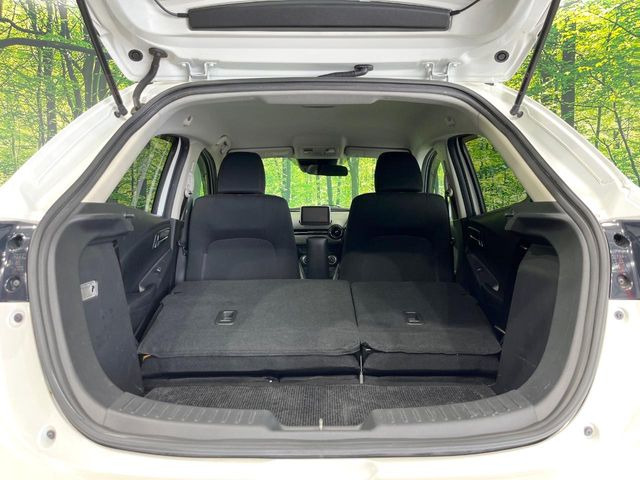 ���i�̂���������ʋ΁A���}���ɏ\���ȉ׎��X�y�[�X���m�ۂ��Ă���܂��B�Z�J���h�V�[�g��|���ƁA�傫�ȉו��̐ύڂ��\�ł���