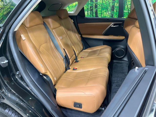 広々とした2列目シートは居住性が高く、居心地も快適!友達や家族とのお出かけにぴったりです。ベビーシートやチャイルドシート使用時も快適にお過ごしいただける十分な空間を確保しています。