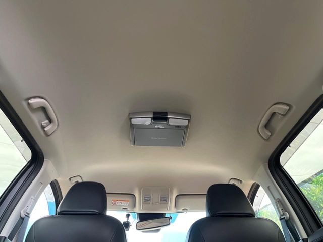 【後席モニター】家族や友人とお出かけする機会が多い方に大人気の後席モニターを装備!見やすい位置に画面がありテレビやDVDの視聴も快適!友達もお子様も、後席にしか乗らなくなるかも??