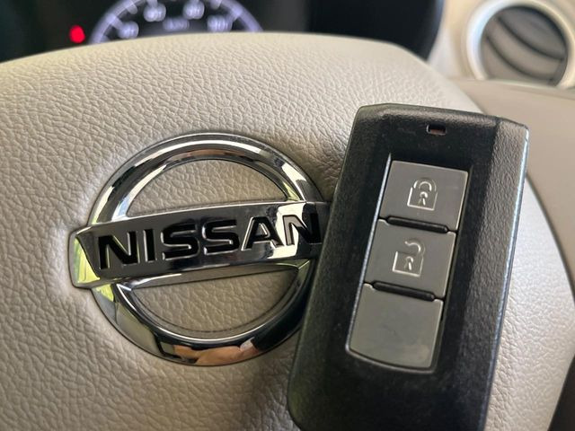 【インテリジェントキー】カバンやポケットに入れたままでもドアの施錠・解錠が可能なスマートキーを装備。エンジンのオン・オフ時もカギを取り出す必要が無いからとっても便利です♪