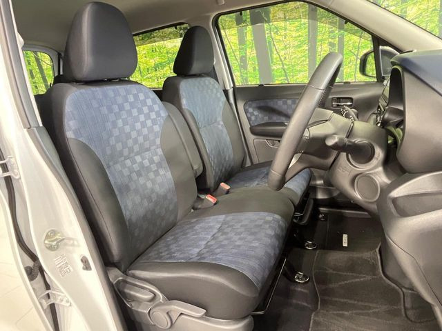 運転席まわりには十分なスペースがあり、大柄な方でもゆったり運転していただける環境です。