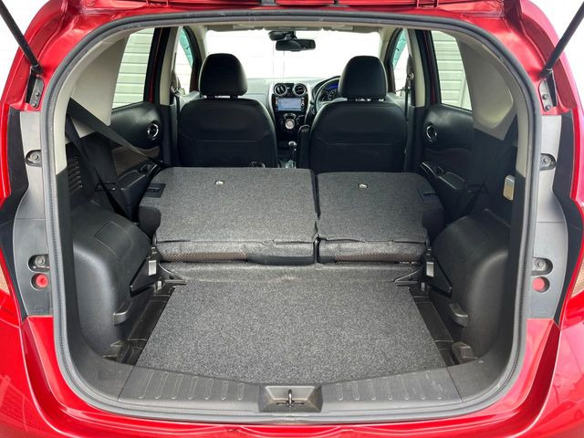 普段のお買い物や通勤、送迎等に十分な荷室スペースを確保しております。セカンドシートを倒すと、大きな荷物の積載も可能です♪