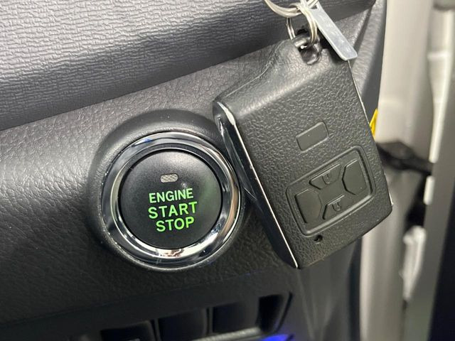 【スマートキー】カバンやポケットに入れたままでもドアの施錠・解錠が可能なスマートキーを装備。エンジンのオン・オフ時もカギを取り出す必要が無いからとっても便利です♪