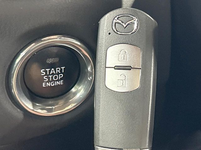 【アドバンストキー】カバンやポケットに入れたままでもドアの施錠・解錠が可能なスマートキーを装備。エンジンのオン・オフ時もカギを取り出す必要が無いからとっても便利です♪