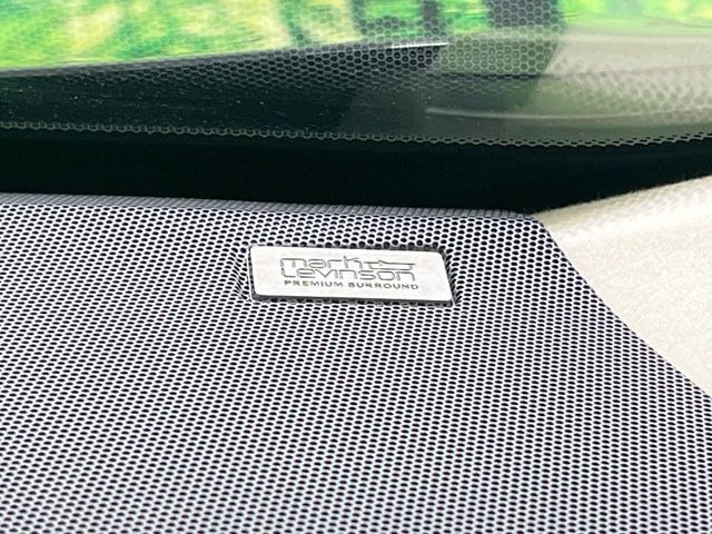 【マークレビンソンサウンドシステム】メーカーオプションの高品位サウンドシステムを搭載。専用のチューニングが施された大小様々なスピーカーから良質なサウンドが奏でられ、臨場感あふれる音響空間を演出します。