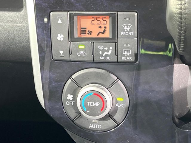 【オートエアコン】一度お好みの温度に設定すれば、車内の温度を検知し風量や温度を自動で調整。暑い…寒い…と何度もスイッチ操作をする必要はありません。快適な車内空間には必須の機能ですね♪