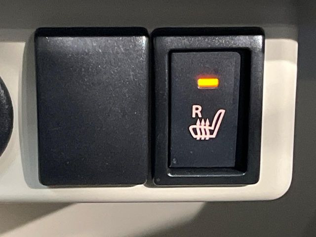 【シートヒーター】寒い日に重宝するシートヒーター!エアコンより早く温まってくれるので寒がりの人も安心ですね♪エアコンの温風は乾燥するから苦手、という方にもをおすすめです。