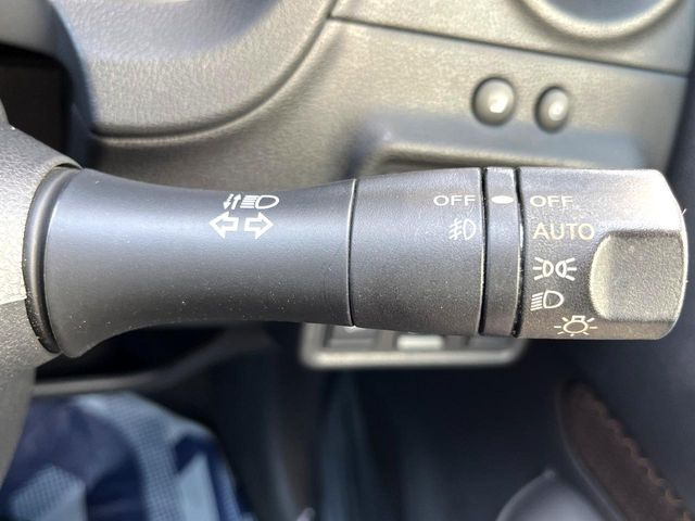 【オートライト】周りの明るさに応じて自動でヘッドライトの点灯・消灯ができる機能です!ライトの付け忘れ・消し忘れなどが無くなり、雨の日や夕方の走行も安心!トンネル通過時も便利ですね♪