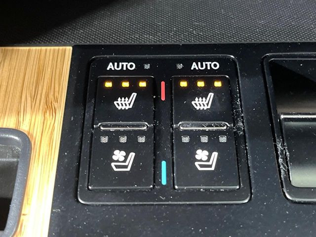 【シートベンチレーション】夏場は涼しい風でお尻や背中の熱やムレを防ぎ、冬はエアコンよりも早く温まってポカポカに!季節を問わず快適に過ごせます。