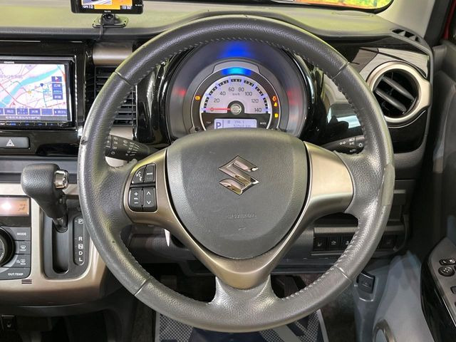 【純正革巻きステアリング】上質な革を使用することで、手にしっかり馴染みとても運転しやすいハンドルです♪