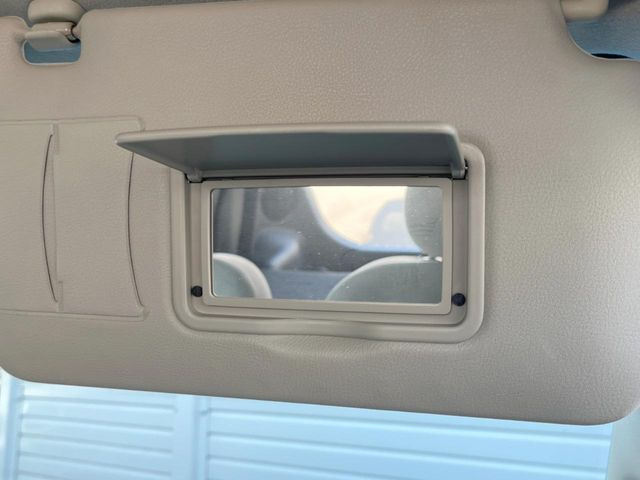 【バニティミラー】サンバイザー裏に設置されたミラーで身だしなみチェック!ちょっとしたメイク直しにも活躍します♪