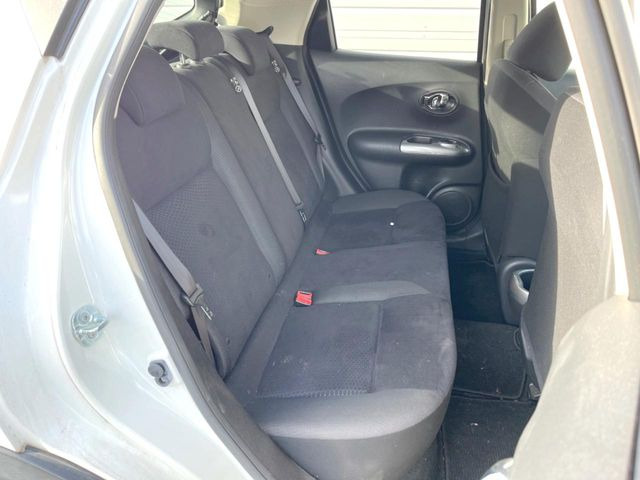 後部座席も気になるようなキズ・汚れやへたり等、大きなダメージはなく、良好な状態です。