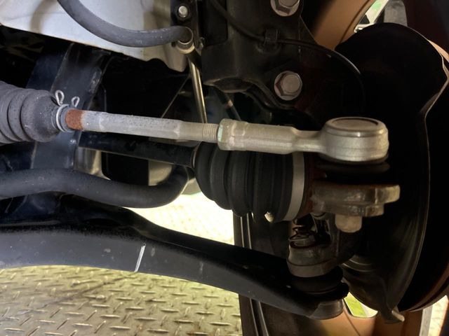 お車を安心してお乗りいただく為には、足回りの定期点検が欠かせません。サービスサポート(有償保証)では無料点検もご提供しており、安心のカーライフをお過ごしいただけるサポート体制が整っています。