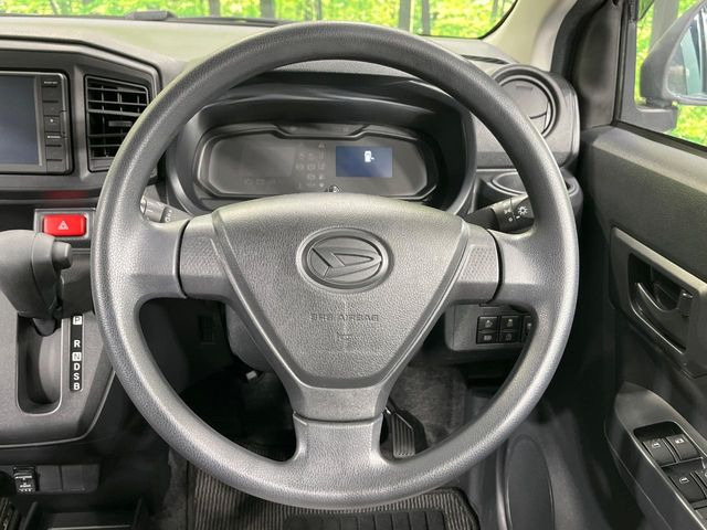 �C���e���A�ɍ��킹���f�U�C���̃X�e�A�����O�́A�^�]�������̂��Ƃ��l���A�^�]���₷���`��A�傫���ł��B�����x�A���ۂɐG���Ă��m���߂��������B