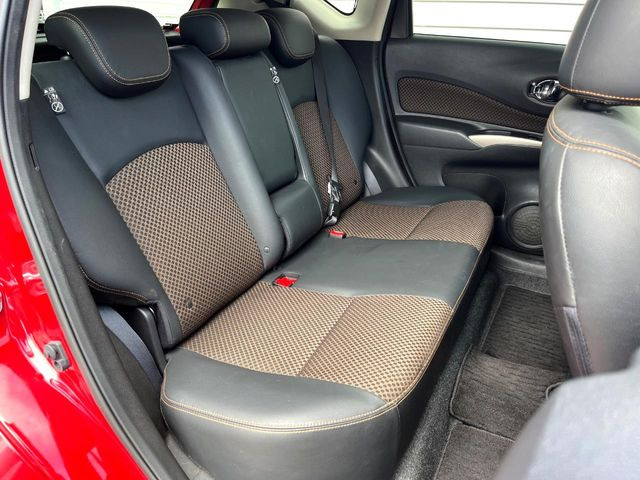 後部座席も気になるようなキズ・汚れやへたり等、大きなダメージはなく、良好な状態です。