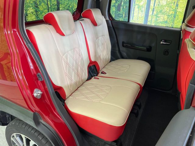 後部座席も気になるようなキズ・汚れやへたり等、大きなダメージはなく、良好な状態です。