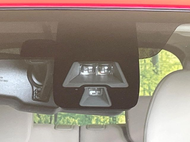 【エマージェンシーブレーキ】走行中に前方の車両等を認識し、衝突しそうな時は警報とブレーキで衝突回避と被害軽減をアシスト。より安全にドライブをお楽しみいただけます。