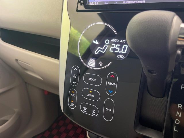 【オートエアコン】一度お好みの温度に設定すれば、車内の温度を検知し風量や温度を自動で調整。暑い…寒い…と何度もスイッチ操作をする必要はありません。快適な車内空間には必須の機能ですね♪