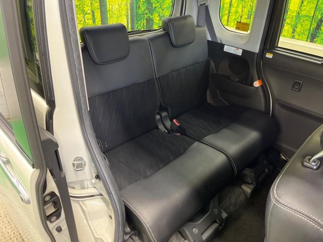 広々とした2列目シートは居住性が高く、居心地も快適!友達や家族とのお出かけにぴったりです。ベビーシートやチャイルドシート使用時も快適にお過ごしいただける十分な空間を確保しています。
