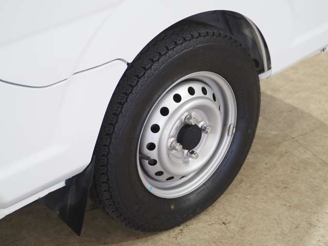 タイヤのホイールの細かいところまでキレイいにしてからお渡しします!