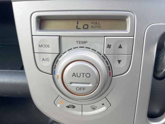 【オートエアコン】一度お好みの温度に設定すれば、車内の温度を検知し風量や温度を自動で調整。暑い…寒い…と何度もスイッチ操作をする必要はありません。快適な車内空間には必須の機能ですね♪