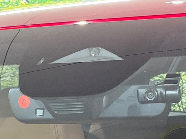 �y�X�}�[�g�u���[�L�T�|�[�g�z���s���ɑO���̎ԗ�����F�����A�Փ˂������Ȏ��͌x��ƃu���[�L�ŏՓˉ���Ɣ�Q�y�����A�V�X�g�B�����S�Ƀh���C�u�����y���݂��������܂��B