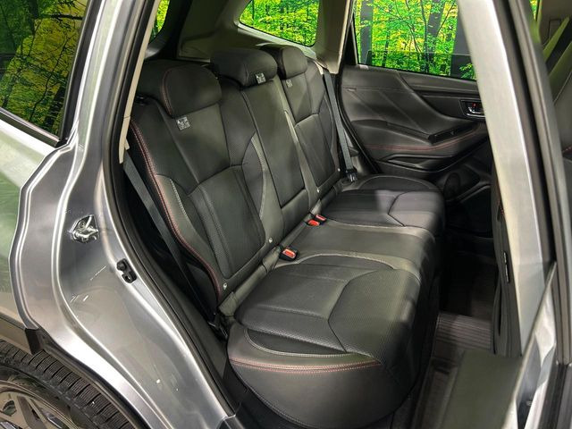 後部座席も気になるようなキズ・汚れやへたり等、大きなダメージはなく、良好な状態です。