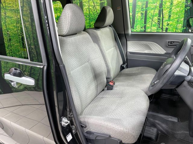 運転席まわりには十分なスペースがあり、大柄な方でもゆったり運転していただける環境です。