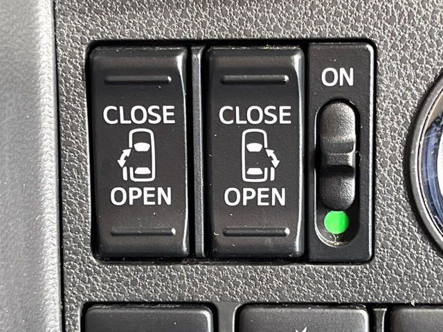 【両側パワースライドドア】スマートキーや運転席のスイッチで後席両側スライドドアの開閉が可能♪電動だから力を入れてドアを開ける必要が無く、小さなお子様でも簡単に開け閉めでき快適です♪