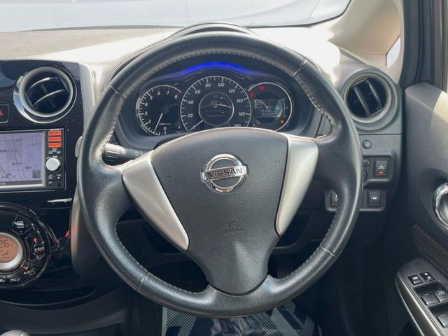 �C���e���A�ɍ��킹���f�U�C���̃X�e�A�����O�́A�^�]�������̂��Ƃ��l���A�^�]���₷���`��A�傫���ł��B�����x�A���ۂɐG���Ă��m���߂��������B