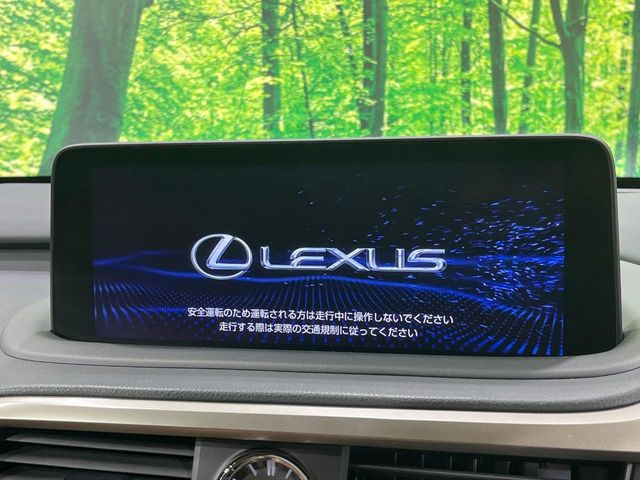 【12.3インチワイドナビ】高級感とインパクトのある大型ワイドナビを装備。各種オーディオ操作はもちろん、横長ワイド画面でのマップ2分割表示など、利便性も高いナビです♪