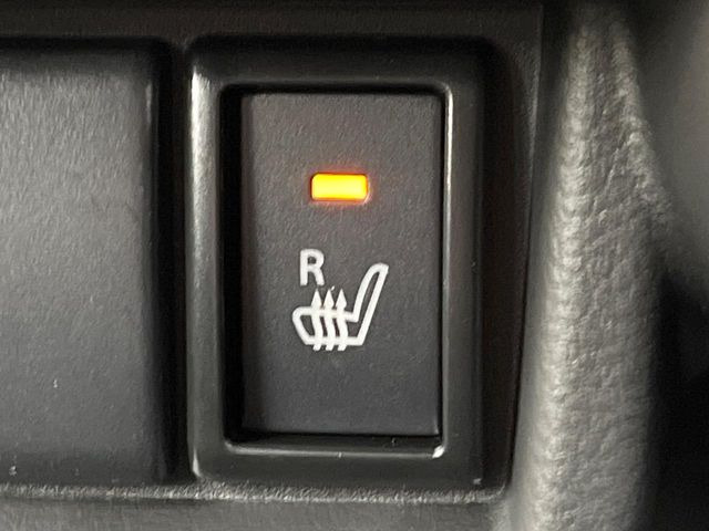 【シートヒーター】寒い日に重宝するシートヒーター!エアコンより早く温まってくれるので寒がりの人も安心ですね♪エアコンの温風は乾燥するから苦手、という方にもをおすすめです。