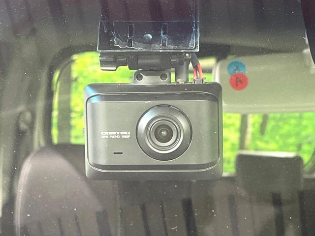 【ドライブレコーダー】安心・安全なカーライフに必須のドライブレコーダーを装備!走行中はもちろん、あおり運転や事故に遭遇した際の状況も映像で記録し、万一のリスクに備えます。