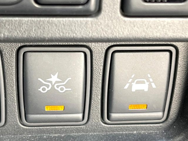 【エマージェンシーブレーキ】走行中に前方の車両等を認識し、衝突しそうな時は警報とブレーキで衝突回避と被害軽減をアシスト。より安全にドライブをお楽しみいただけます。