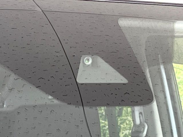 【エマージェンシーブレーキ】走行中に前方の車両等を認識し、衝突しそうな時は警報とブレーキで衝突回避と被害軽減をアシスト。より安全にドライブをお楽しみいただけます。