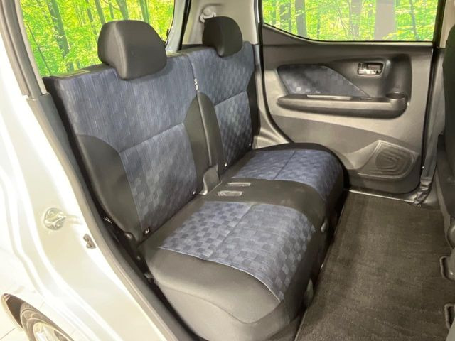 後部座席も気になるようなキズ・汚れやへたり等、大きなダメージはなく、良好な状態です。