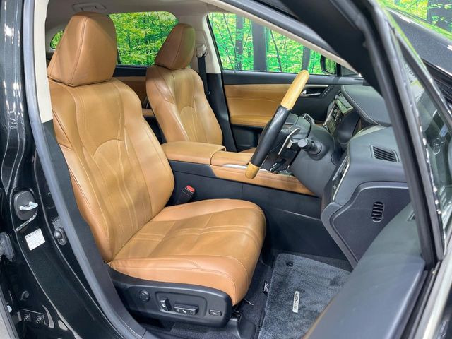 【ブラウンレザーシート】デザイン性が高く、高級感のある茶革シート。常に体に触れる部分だから、座り心地の良さにはこだわりたいですね♪汚れの付着や劣化を抑制する内装コーティング施工もおススメですよ♪