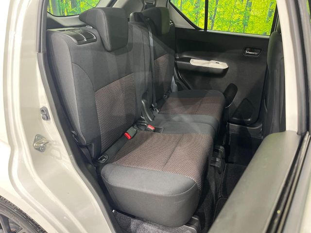 後部座席も気になるようなキズ・汚れやへたり等、大きなダメージはなく、良好な状態です。