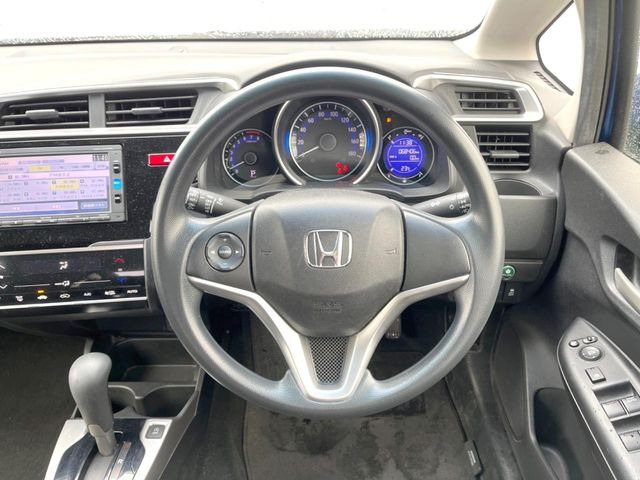 【ステアリングスイッチ】運転中、前方から目線をそらすことなく、オーディオ等の操作が可能な便利機能!安心&快適なドライブを演出してくれます♪