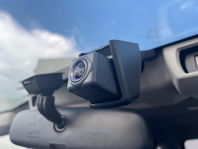 【ドライブレコーダー】安心・安全なカーライフに必須のドライブレコーダーを装備!走行中はもちろん、あおり運転や事故に遭遇した際の状況も映像で記録し、万一のリスクに備えます。